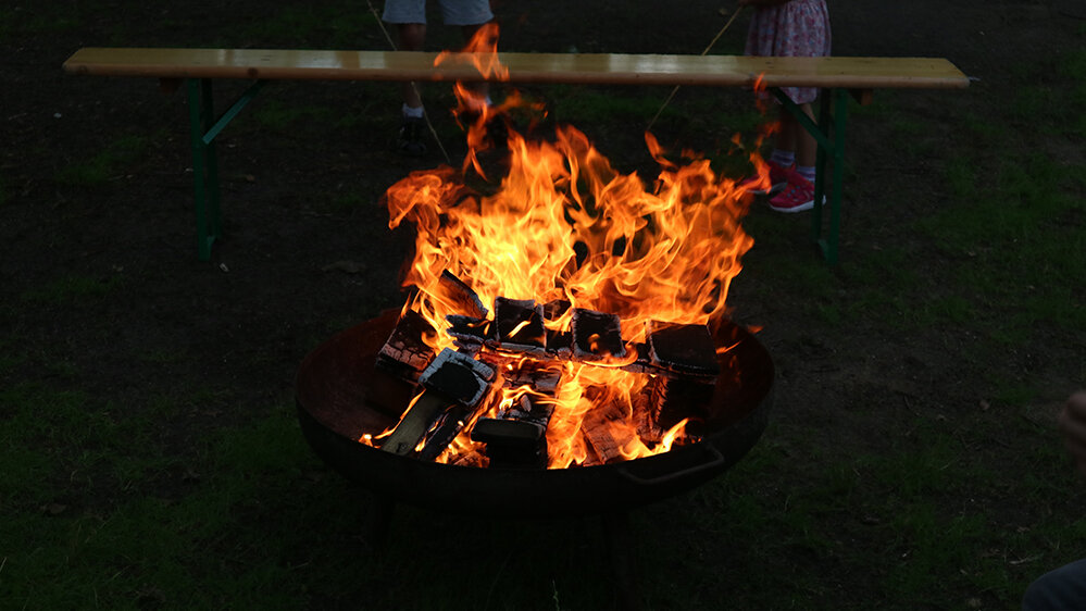 Lagerfeuer in einer Feuerschale