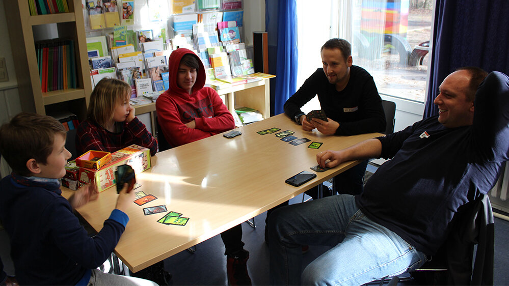 Familie spielt Kartenspiel