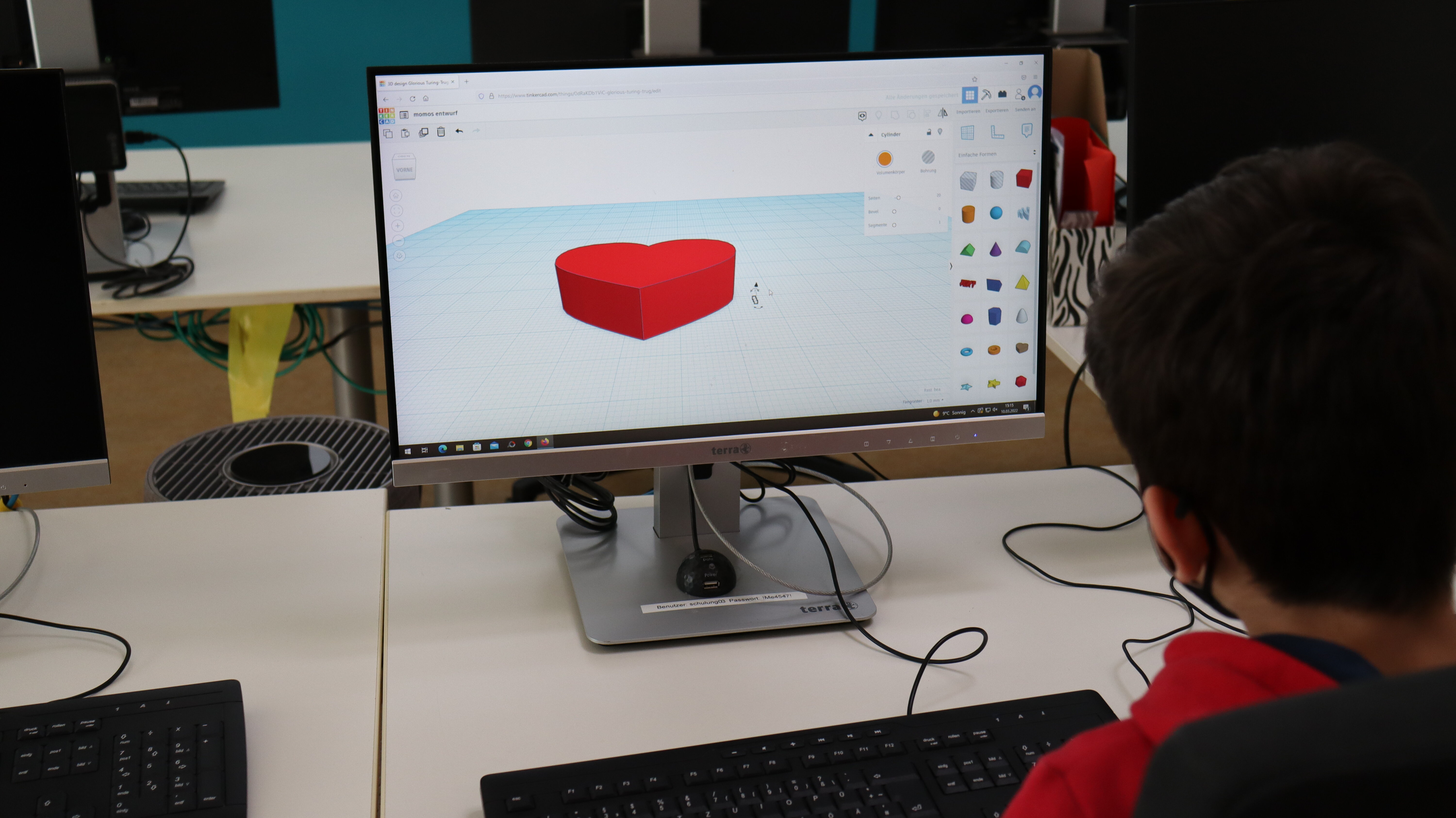 Kind sitzt am Bildschirm und erstellt eine 3D-Figur
