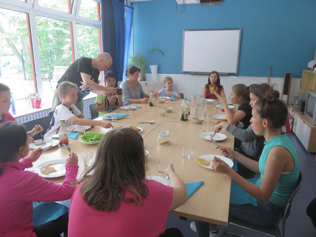 Gruppe isst am Tisch