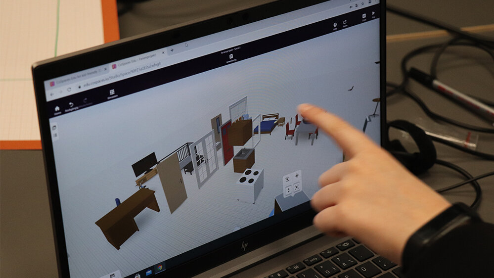Finger zeigt auf einen Computerbildschirm