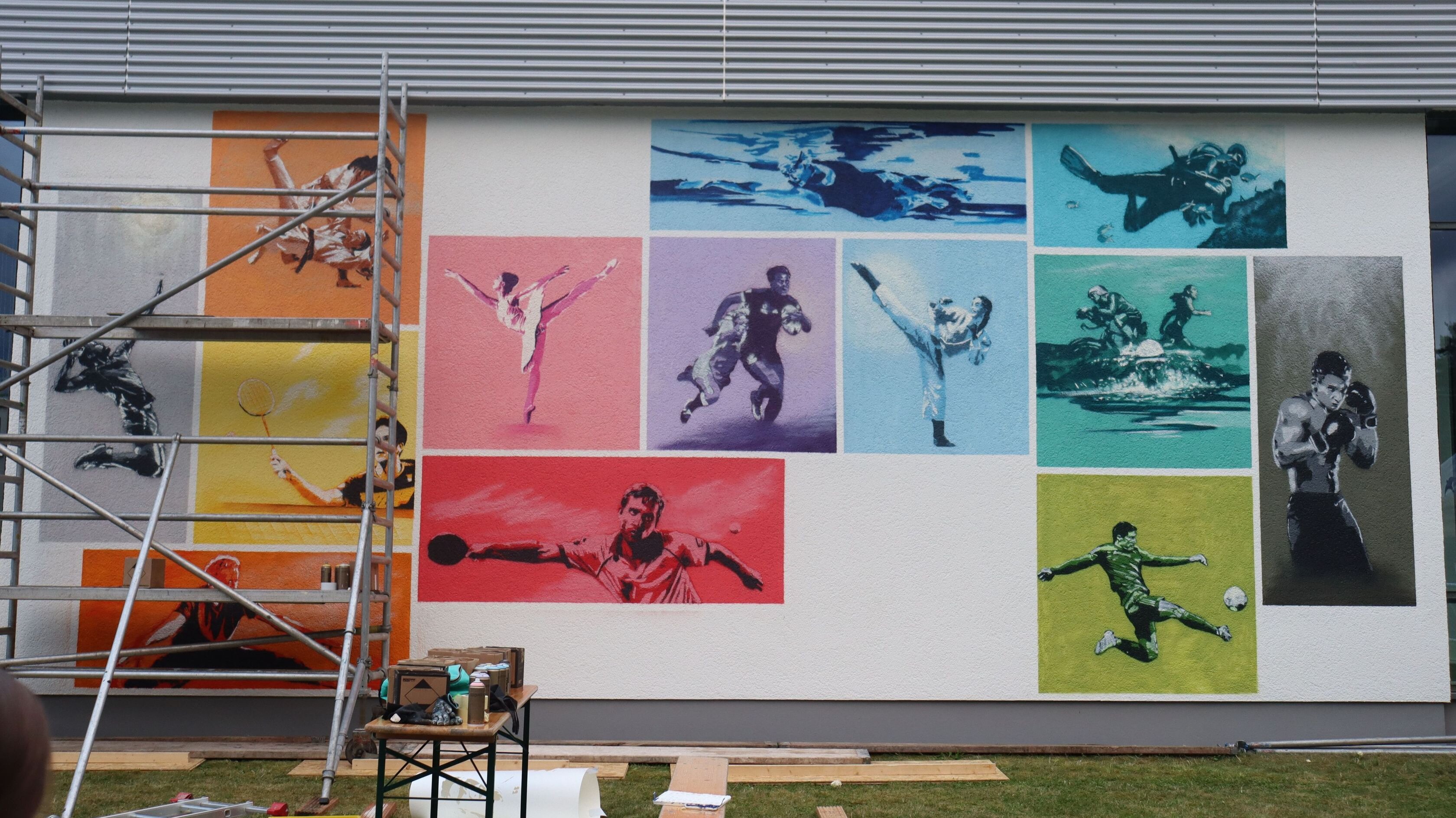 bunt gestaltete Wand einer Halle