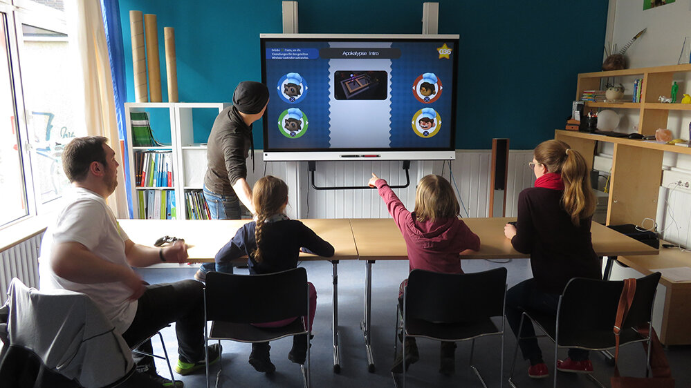 Familie spielt ein Spiel am Smartboard