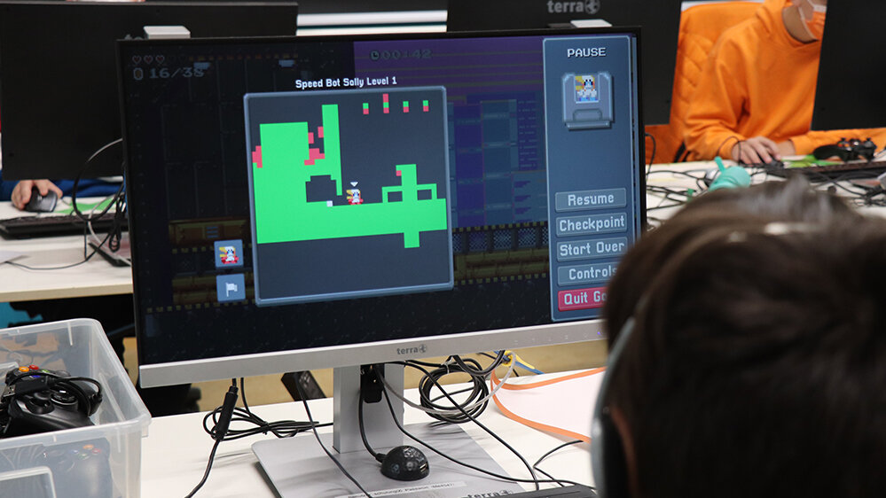 Display mit einem Spiel mit Pixelgrafiken