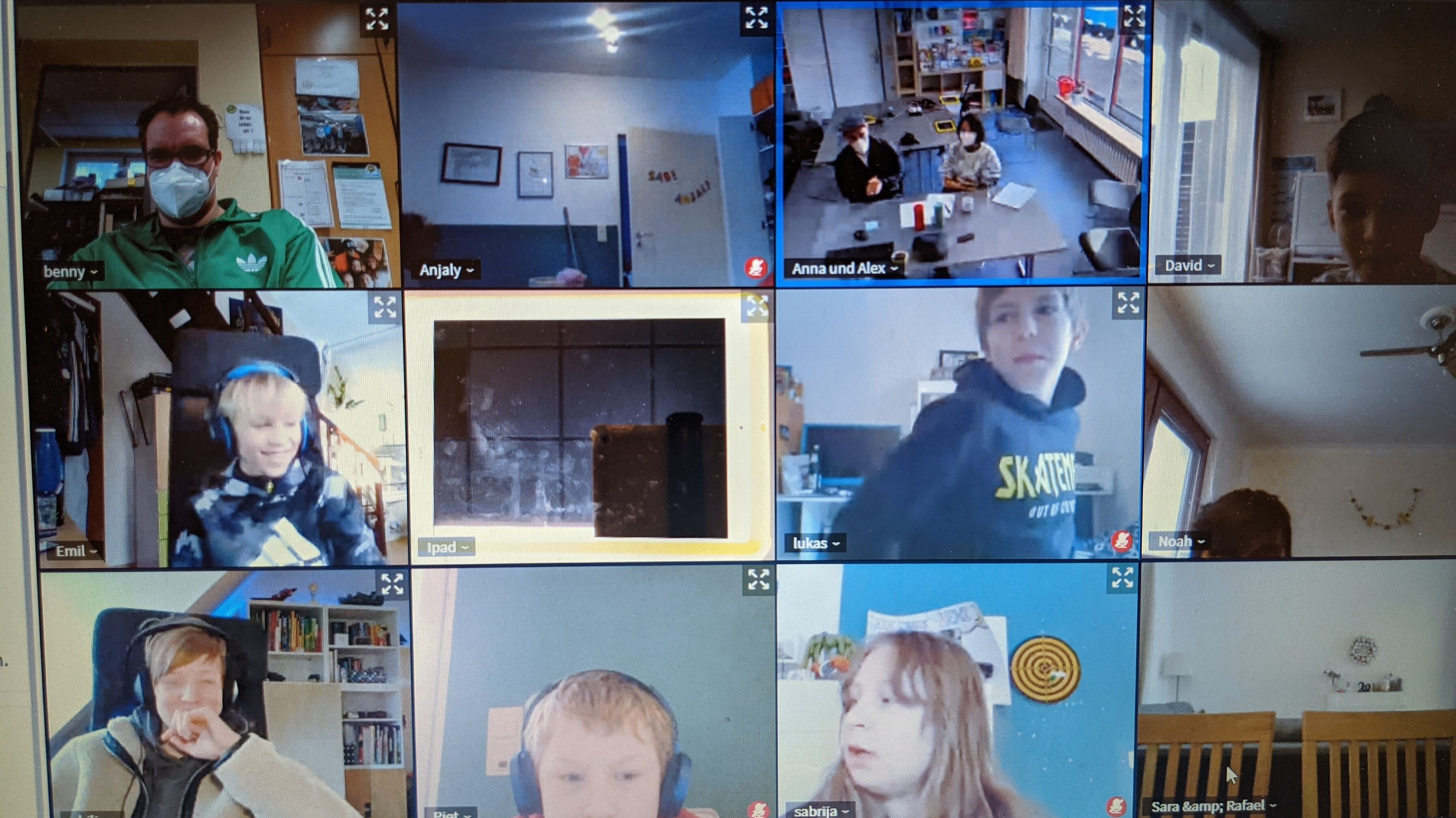Gruppe mit Kindern, über verschiedene Bildschirme bei Videokonferenz verbunden