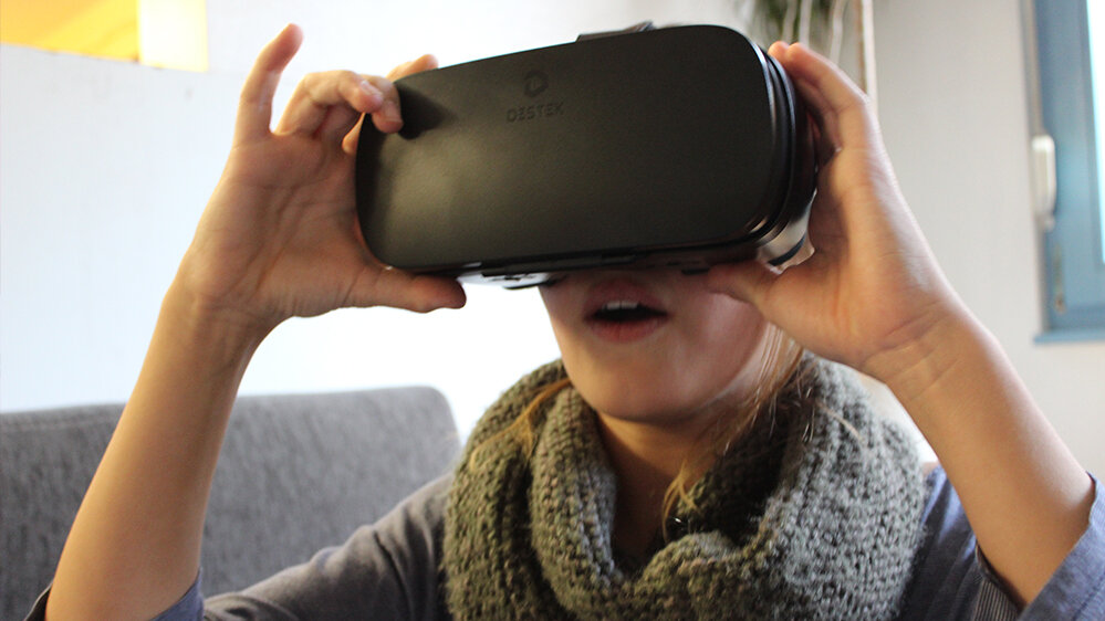 Mädchen schaut in eine VR Brille