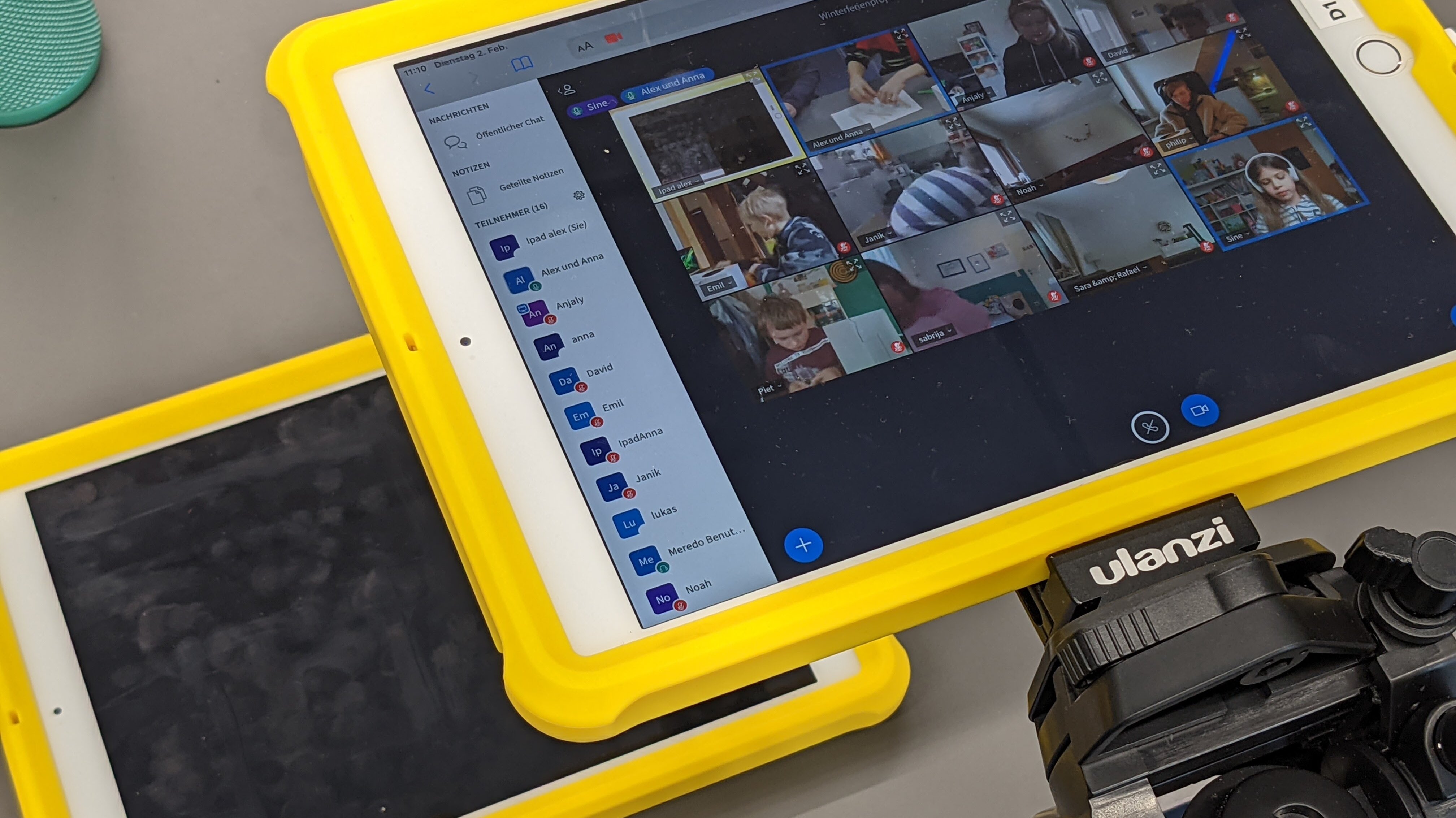 Tablet an einem Stativ filmt anderes Tablet auf dem Tisch