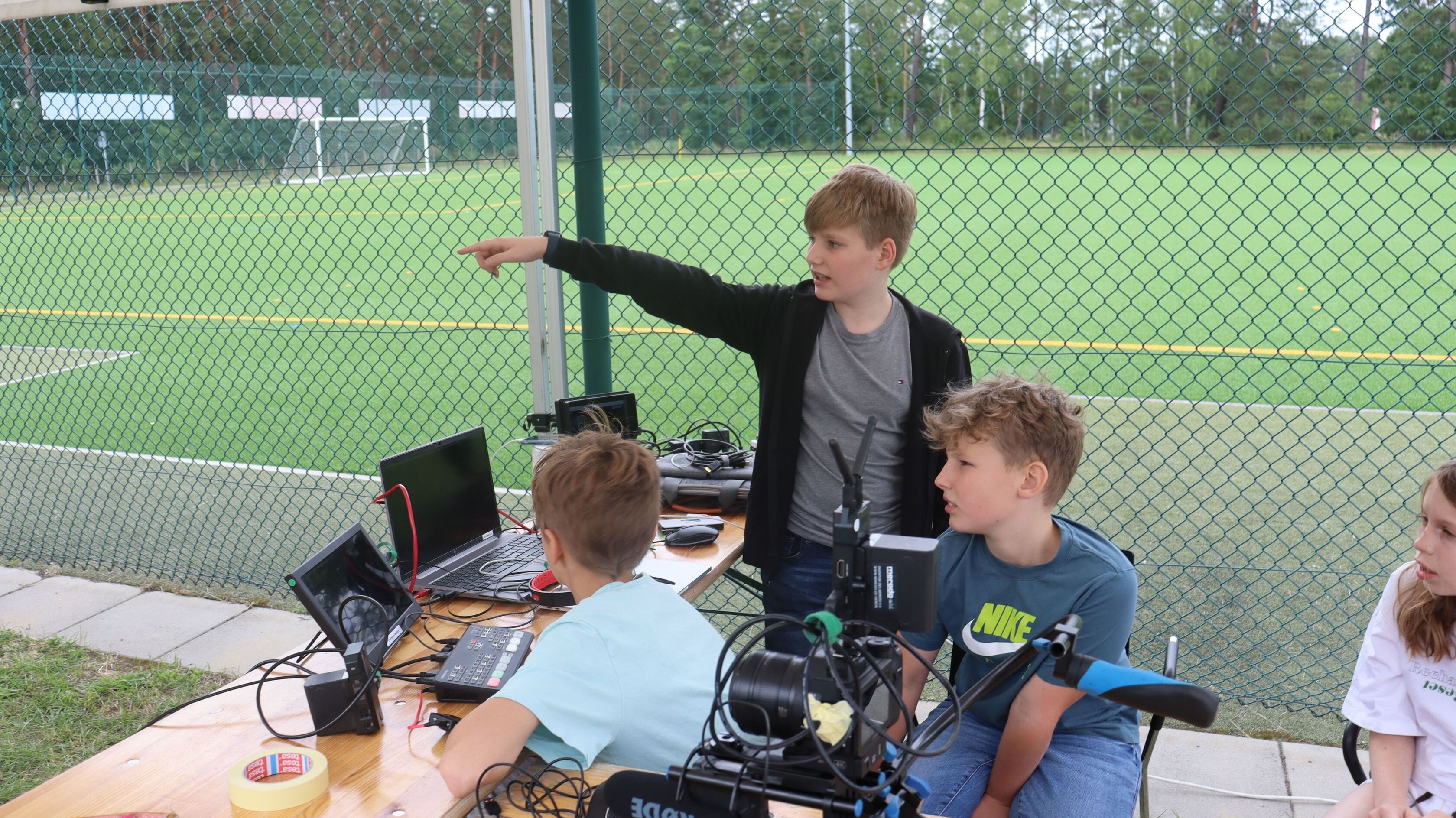 Jugendliche planen an einer Videostation