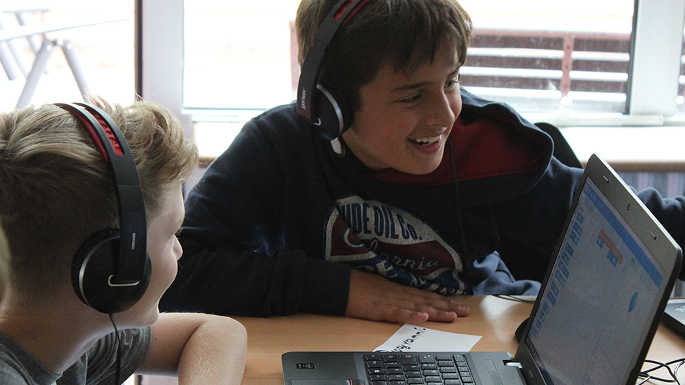 Zwei Jungen spielen am Laptop