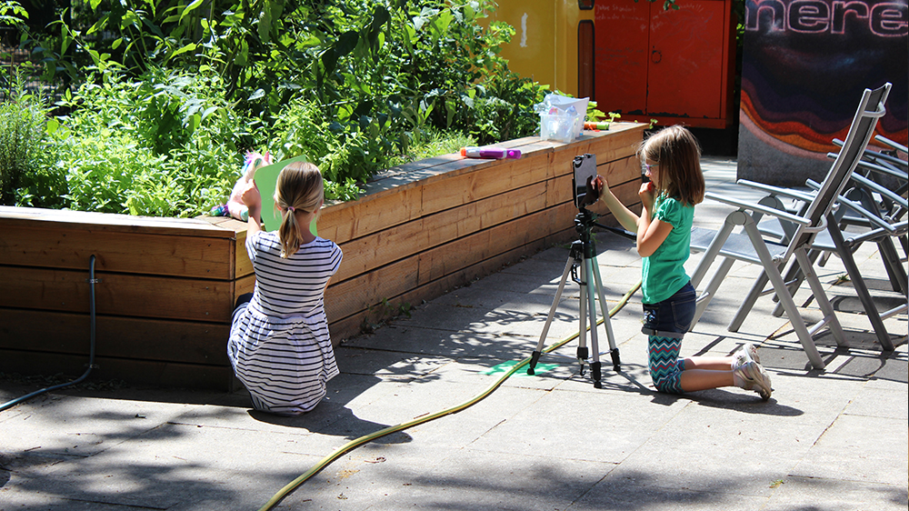 Zwei Kinder filmen ein Video