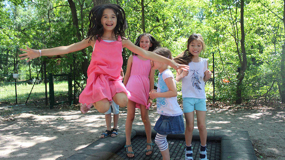 Kinder springen auf einem Trampolin