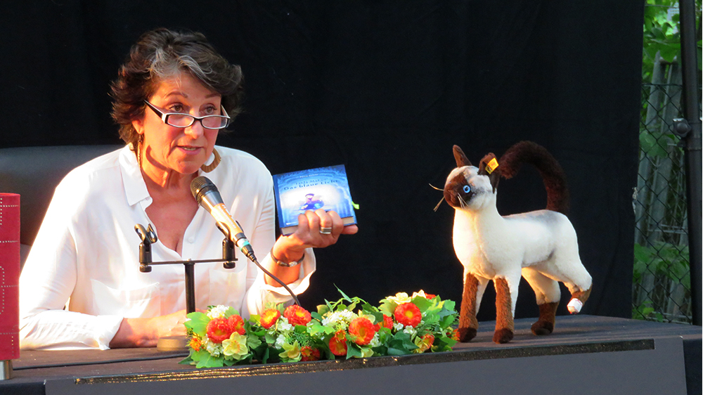 Frau hält Buch in die Höhe