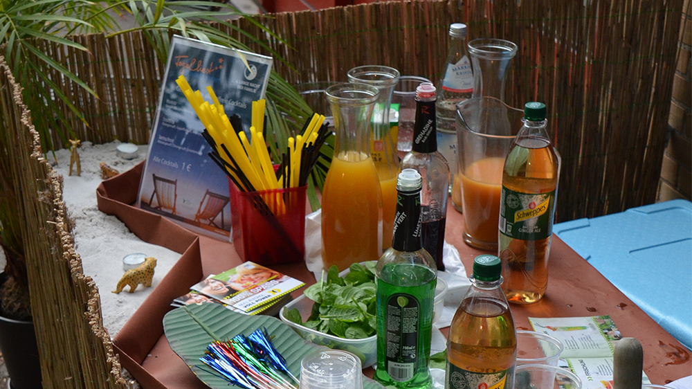 Tisch mit Getränken und Cocktails
