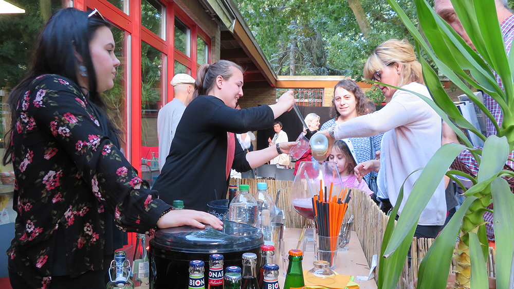 Alkoholfreie Cocktails werden ausgeschenkt