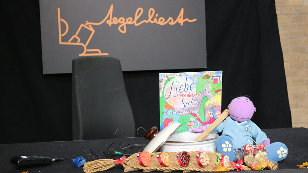 Leere Bühne mit Buch und Figur