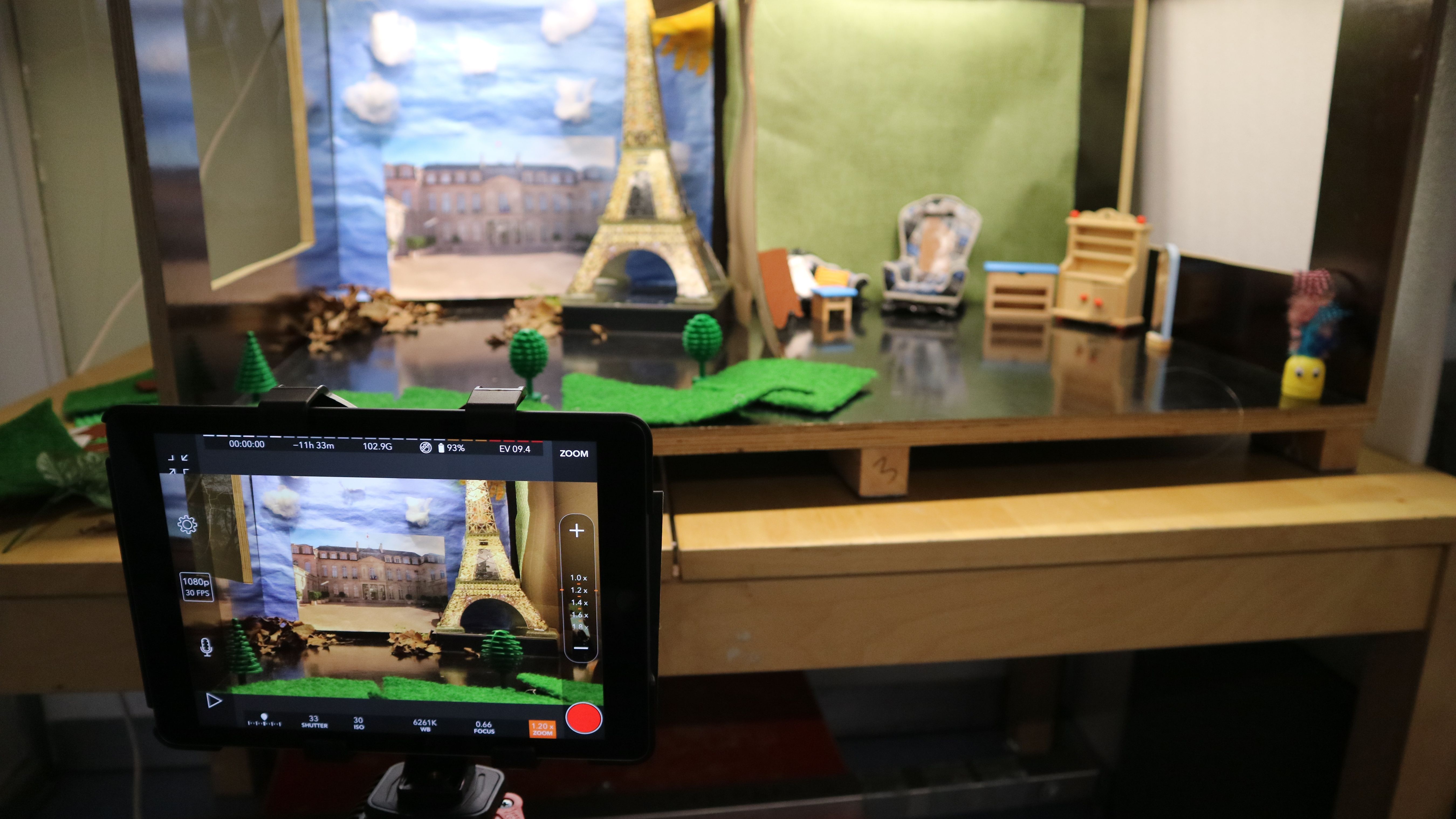 Eine Kulisse in der Trickbox wird mit dem iPad gefilmt.