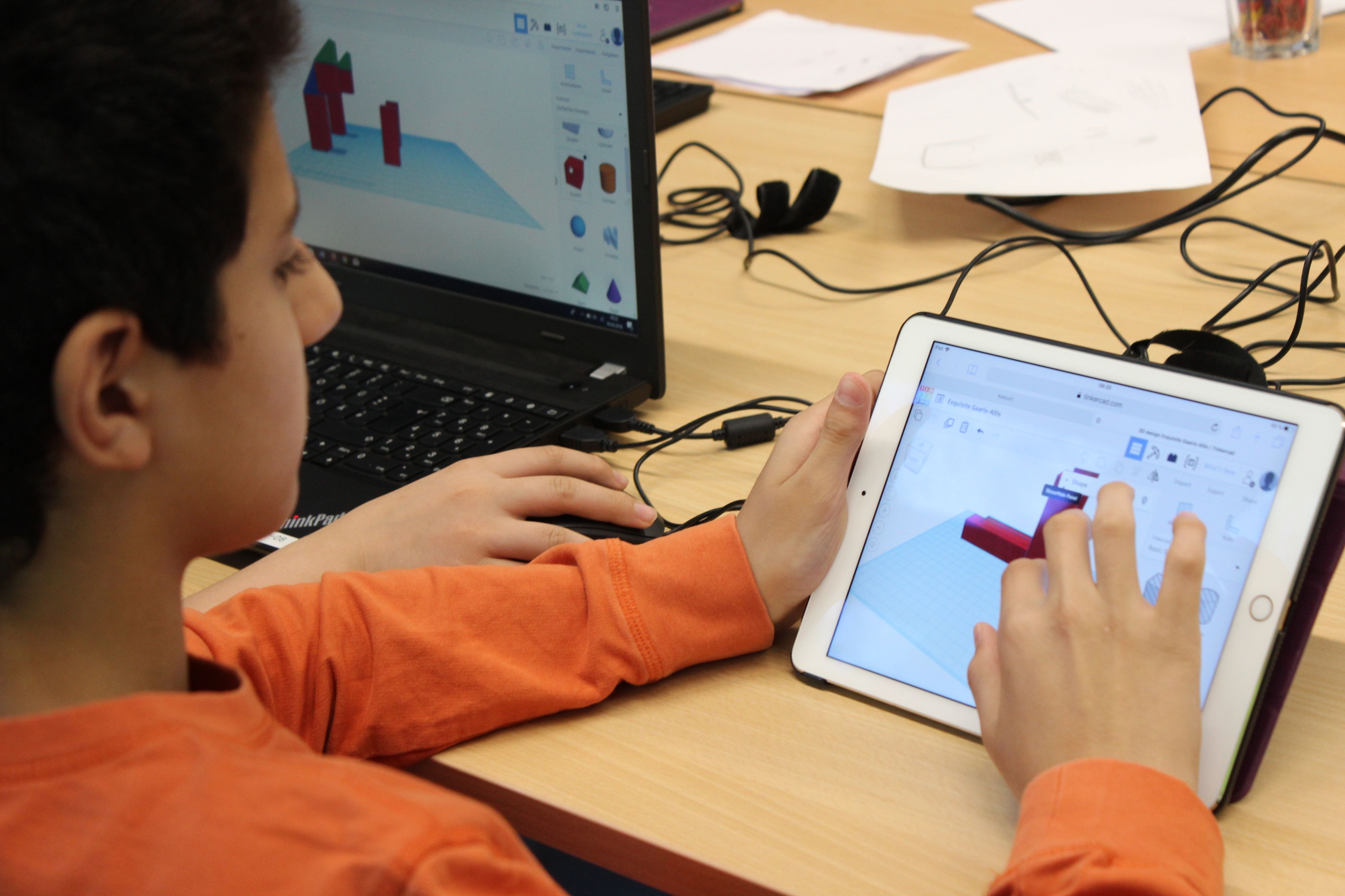 Kind mit iPad beim Erstellen der 3D-Welt