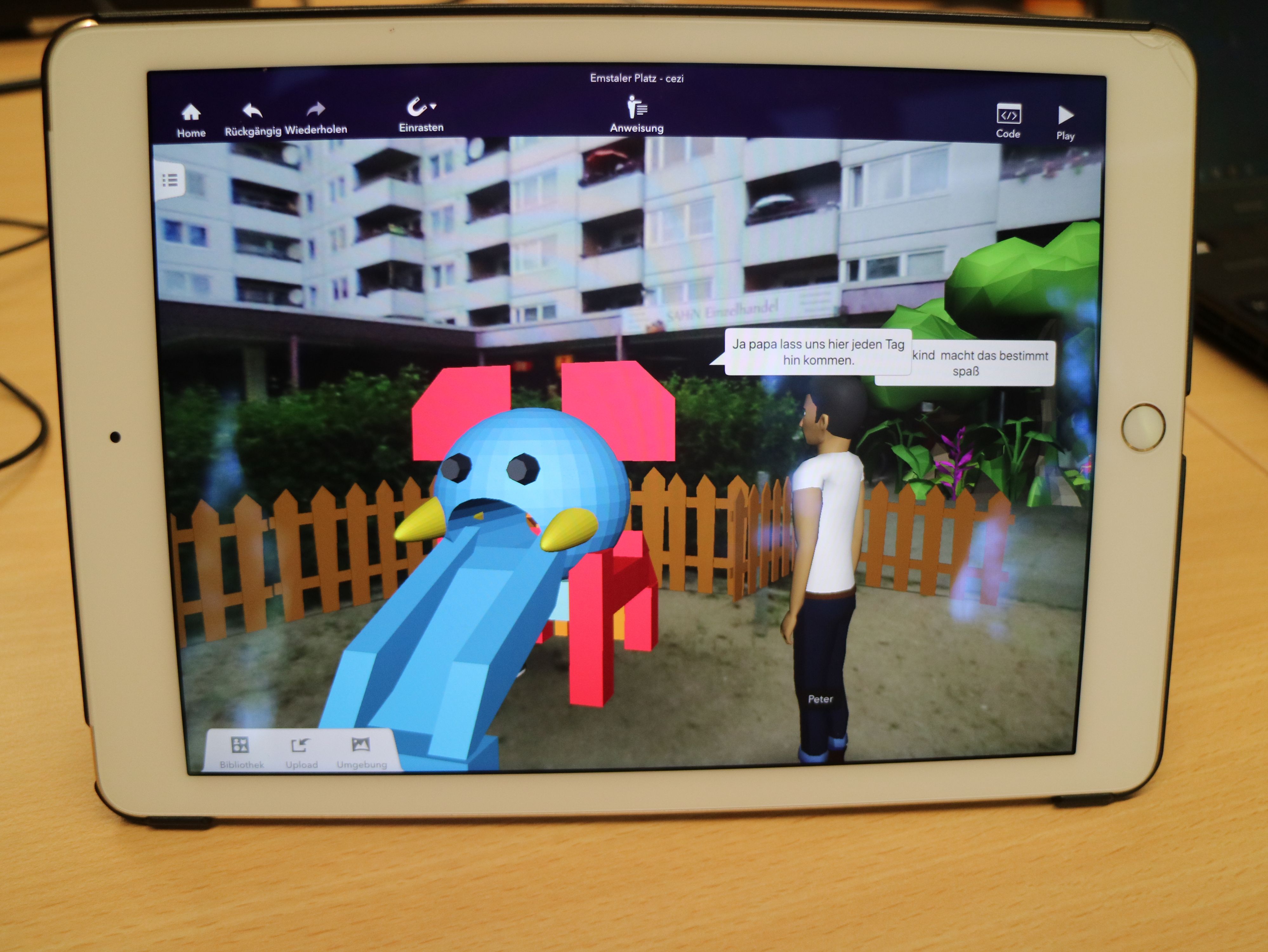 Tablet, auf dem eine 3D-Welt mit einer Rutsche und einem Mann zu sehen ist.