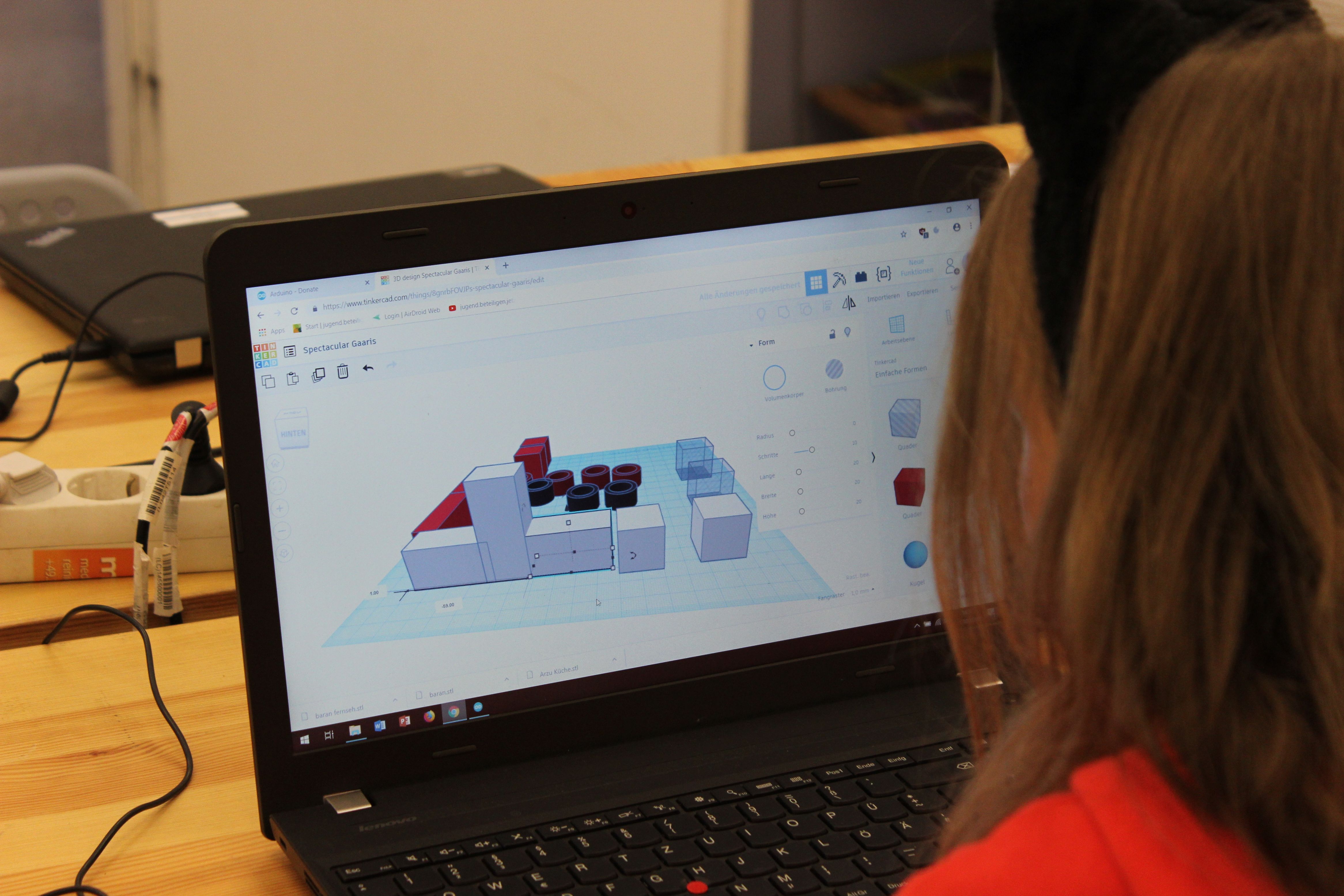 Laptop mit Kind das 3D-Welt erstellt
