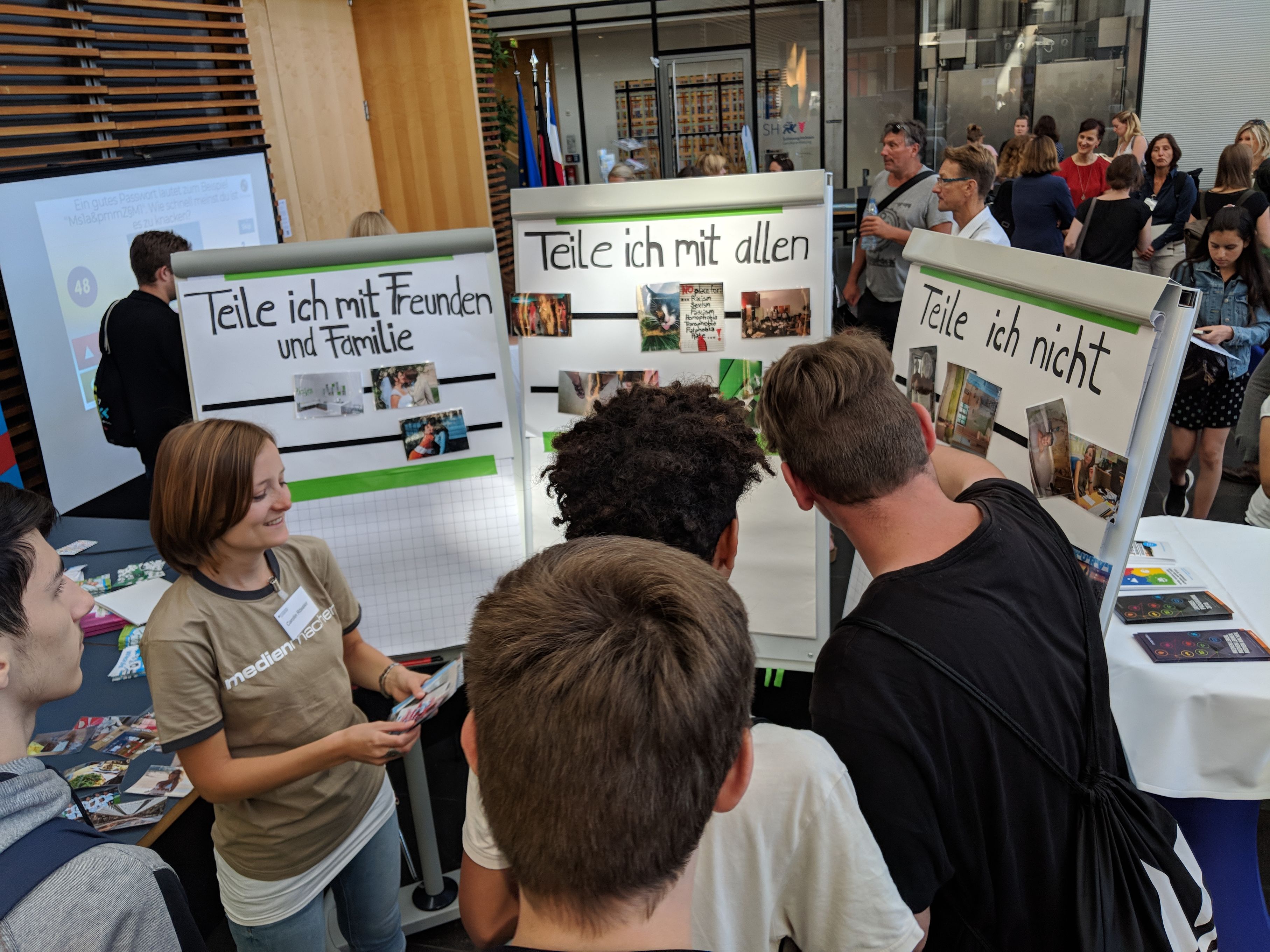 Schüler schauen sich beschriebene Flipcharts an