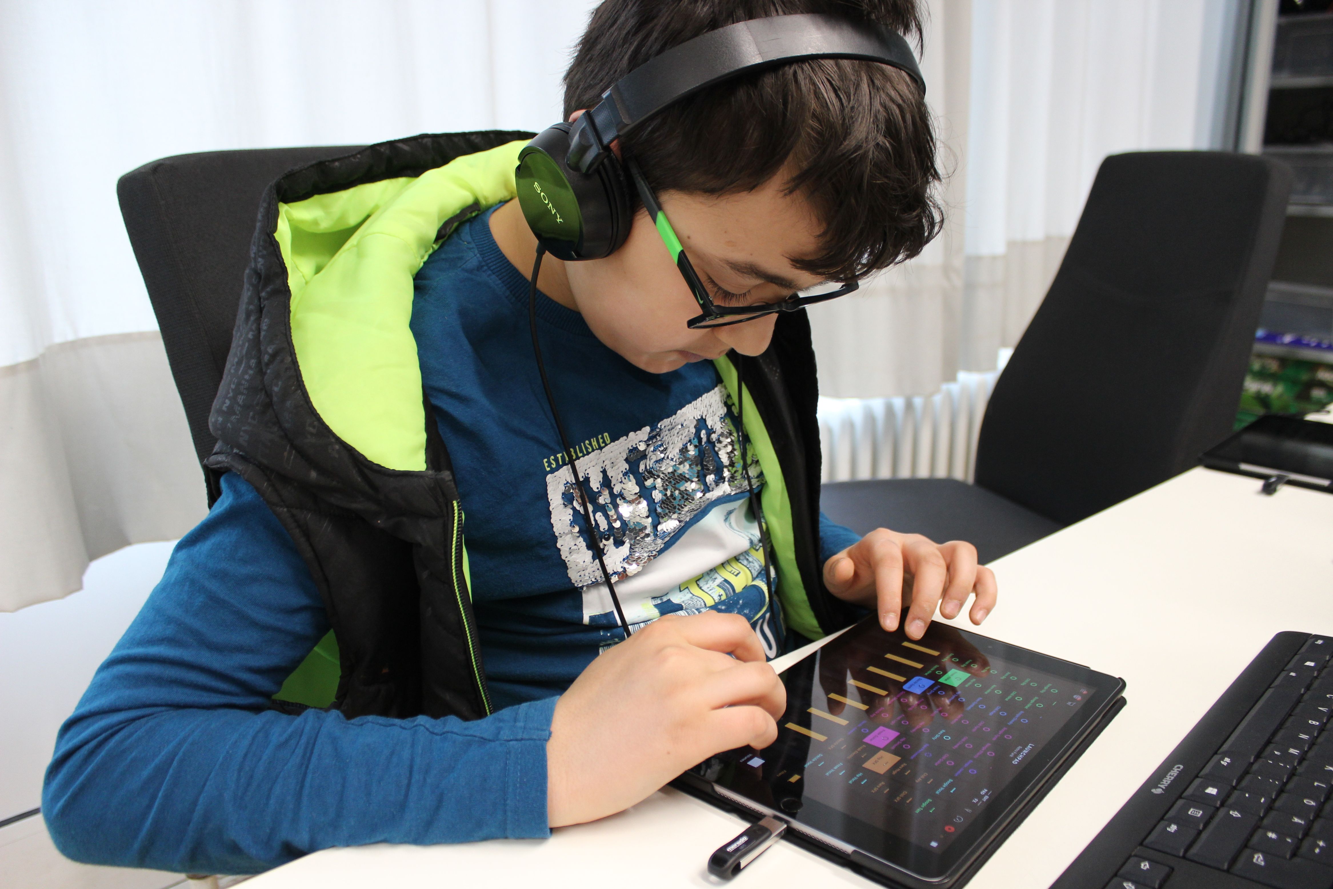 Schüler bearbeitet die Tonaufnahmen auf einem iPad