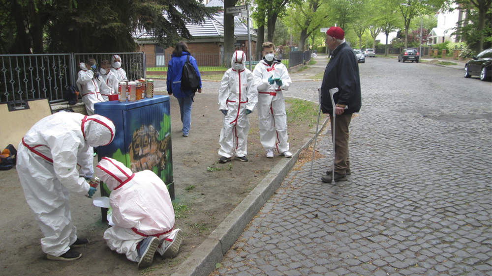 Jugendliche erklären Passanten vom Projekt