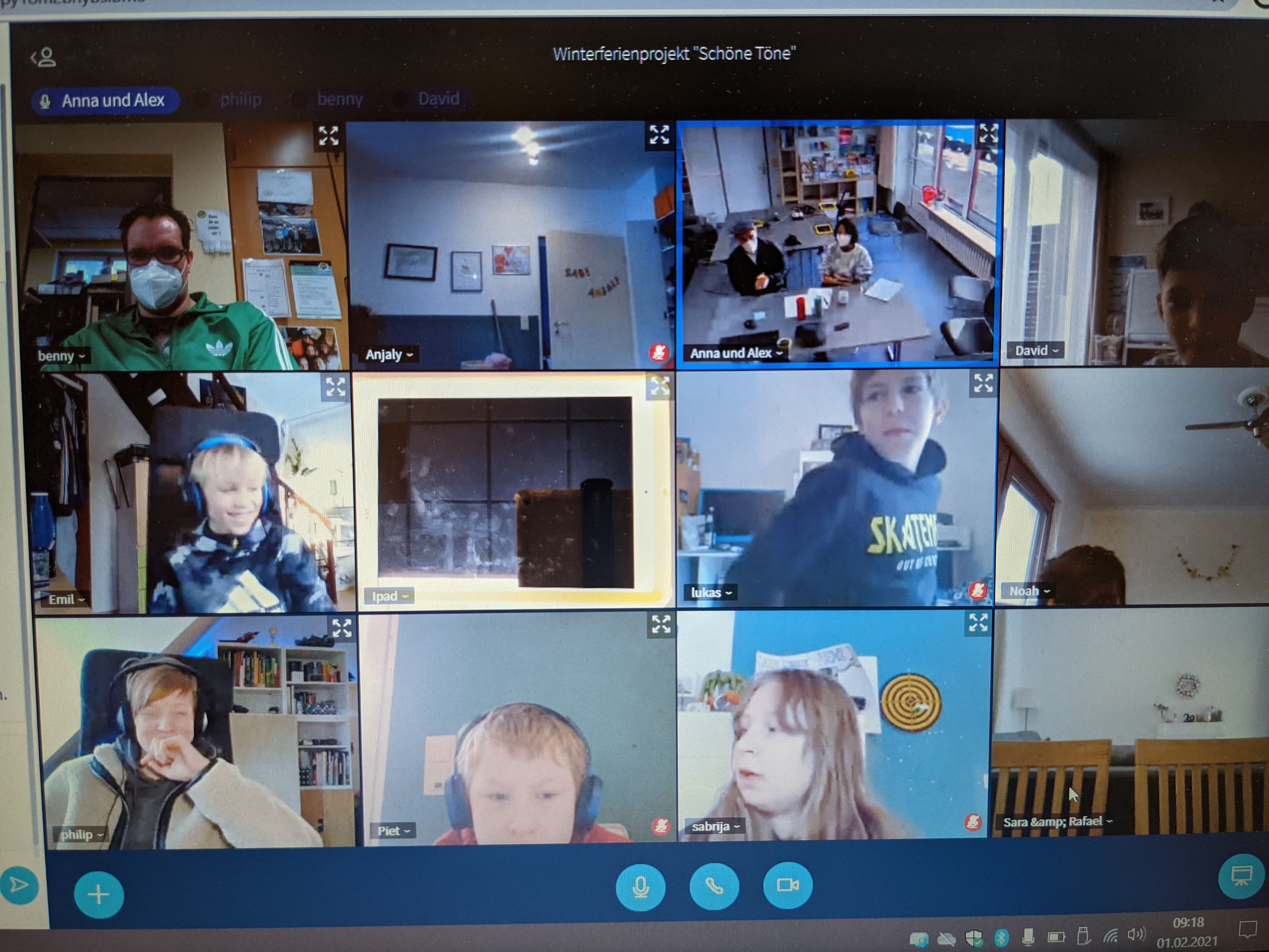 Gruppe mit Kindern, über verschiedene Bildschirme bei Videokonferenz verbunden