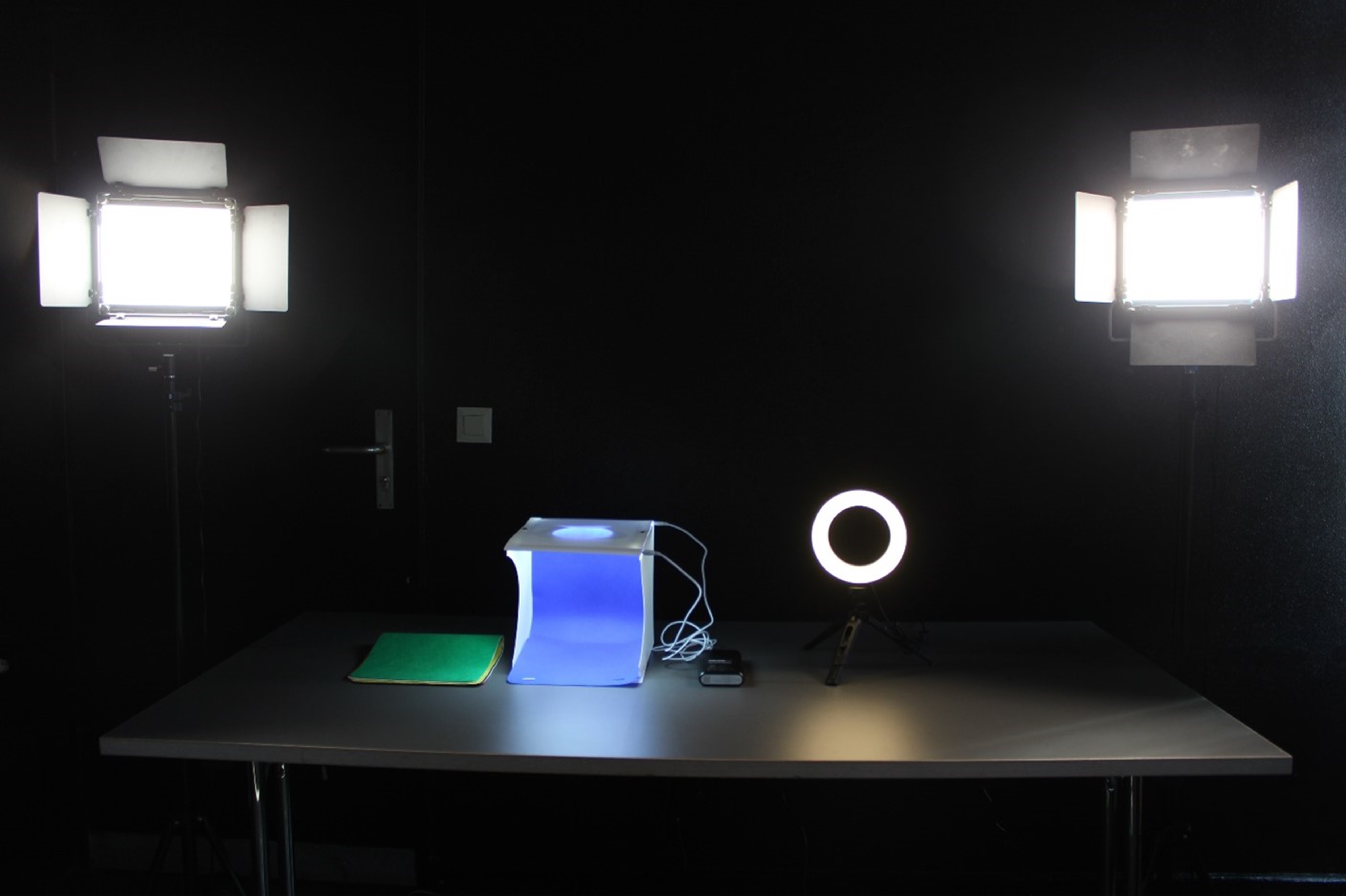 Zwei LED Lampen sowie ein Ringlicht und eine tragbare Foto-Licht Box auf einem Tisch